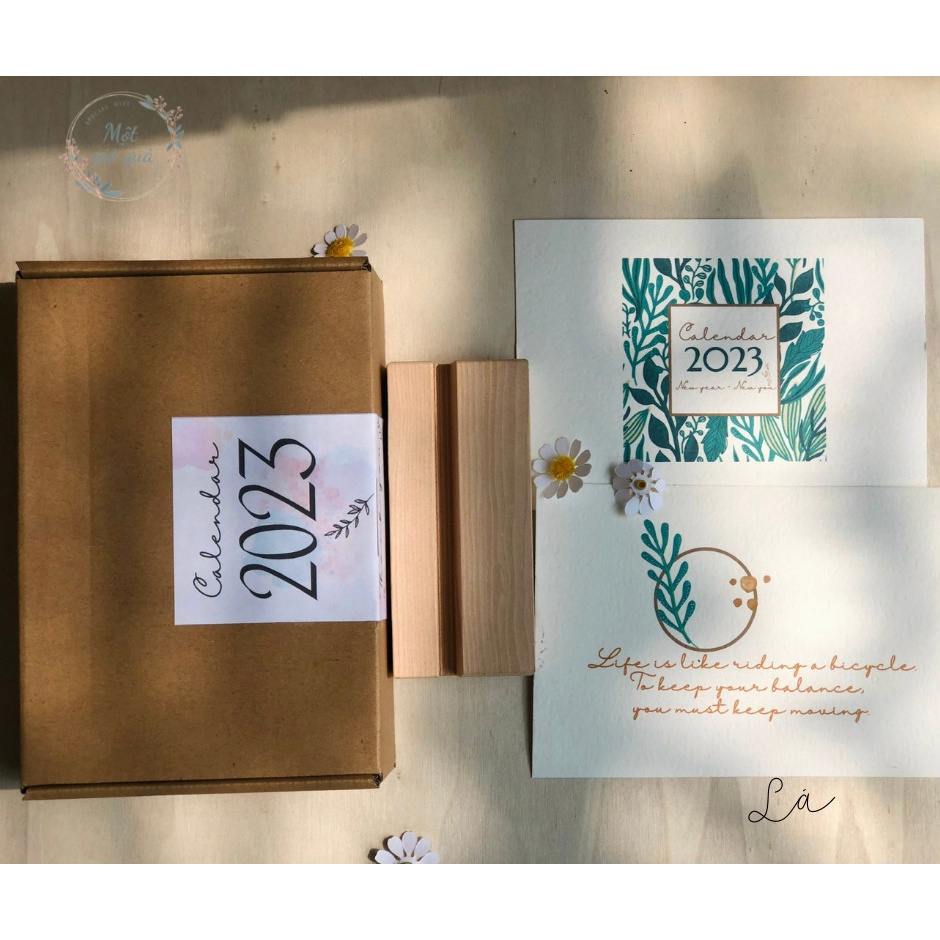 Lịch 2023 - Mẫu LÁ (khắc chữ/logo lên đế gỗ theo yêu cầu)