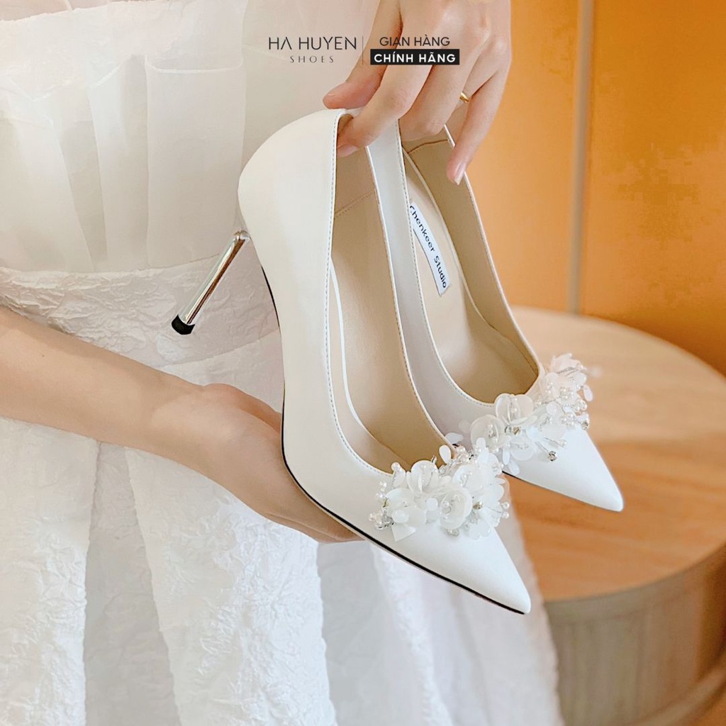 Giày cưới cao gót nữ Hà Huyền Shoes da lì lì hoa bé vắt ngang 9 phân - CG881