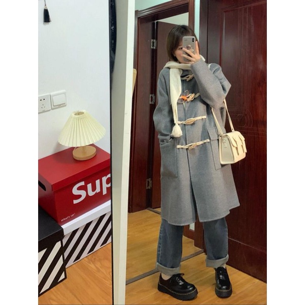 Áo khoác dạ dáng dài túi vuông màu xám cúc cài khuy gỗ - phong cách hiện đại