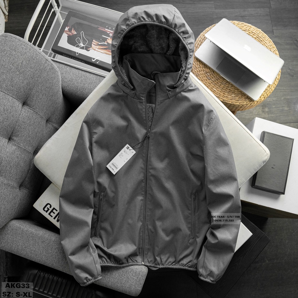 Áo khoác gió lót lông: Lớp ngoài chống nước chống gió, bên trong lót lông cừu bao ấm, mũ tháo rời được, túi khoá 2 bên