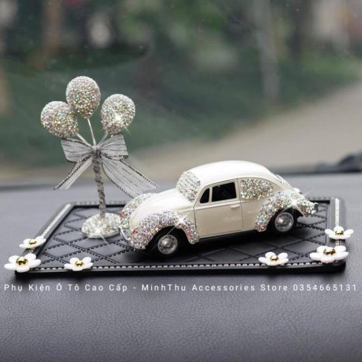 Set Ô Tô Beetle Và Trùm Bóng Đính Đá Trang Trí Taplo Xe Hơi