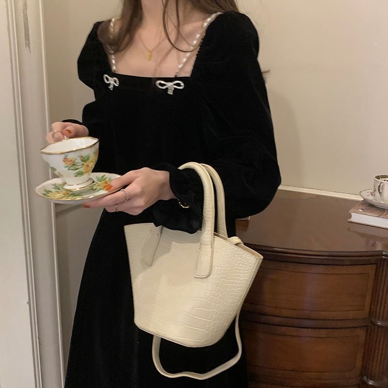 Váy babydoll  chân váy dài Đầm Nhung Đen Dáng Chữ a Cổ Vuông Tay Phồng Đính Nơ Sau Lưng Thời Trang Xuân Thu 2022