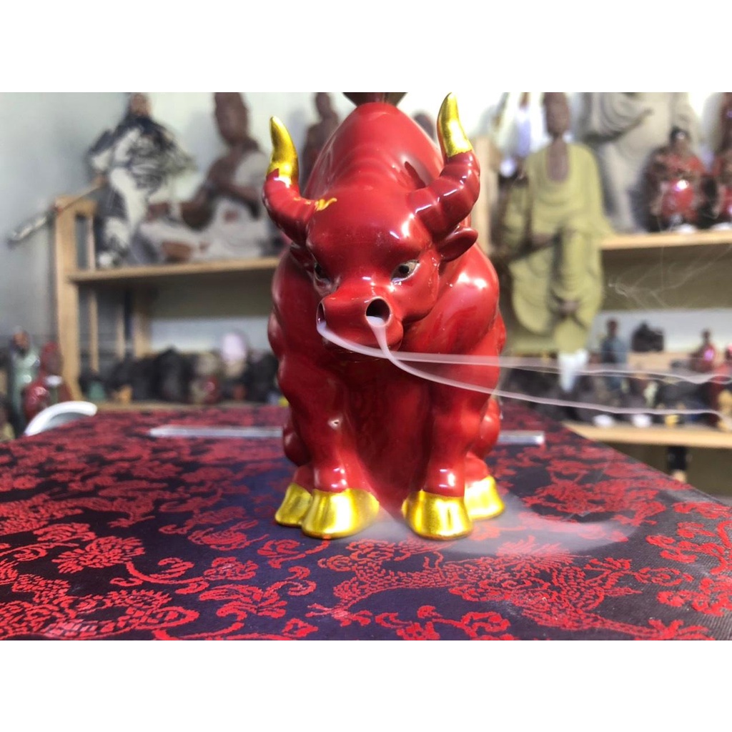 Tượng trâu xông trầm chất liệu gốm sứ men bóng- Tượng trâu quỳ trang trí decor tiểu cảnh phối lũa