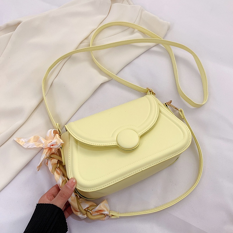 Túi xách nữ đeo vai có 2 sợi dây dùng cho đeo chéo hoặc kẹp nách kèm khăn lụa thời trang, có hai màu đen và vàng