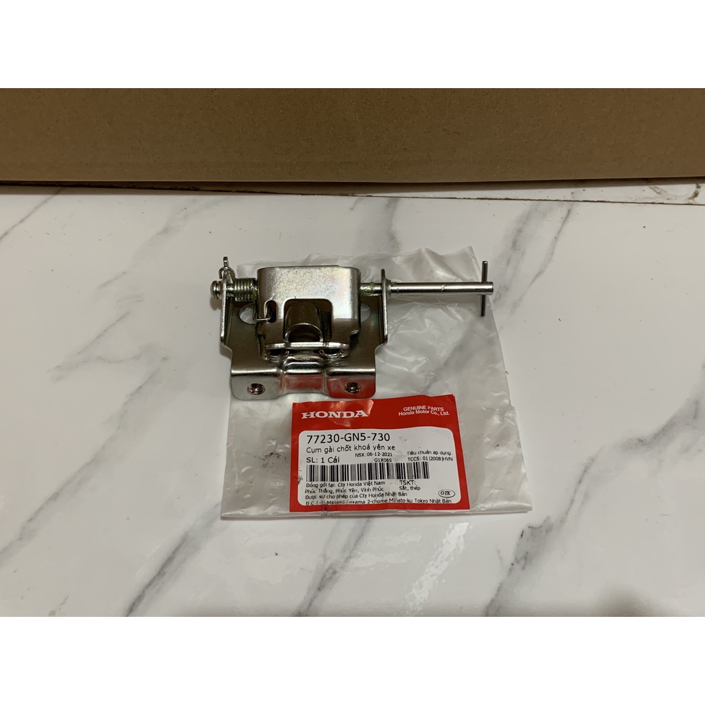 Cụm gài chốt khoá yên xe HONDA DREAM. 77230GN5730
