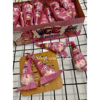 Một cái bánh ốc quế kem Gòn có nhân