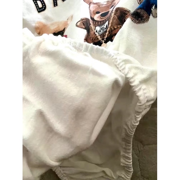 Bộ body chất cotton thấm hút kèm tất hoạ tiết ba chú gấu BABYBEAR dễ thương.