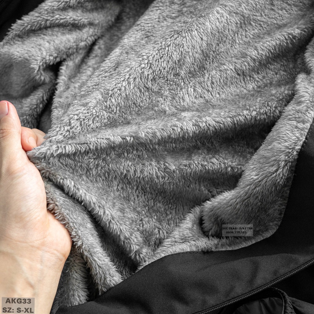 Áo khoác gió lót lông: Lớp ngoài chống nước chống gió, bên trong lót lông cừu bao ấm, mũ tháo rời được, túi khoá 2 bên