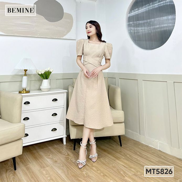 Đầm cổ vuông bảng eo đắp chéo đính nút BEMINE MT5826