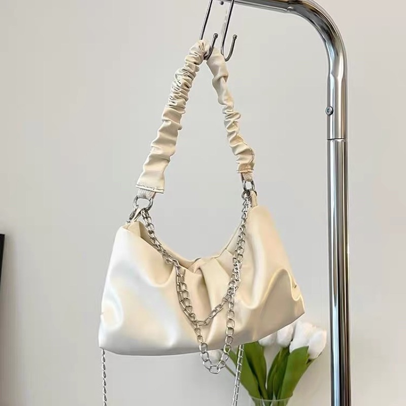 Túi đeo chéo xếp ly cúc bấm Butterfly