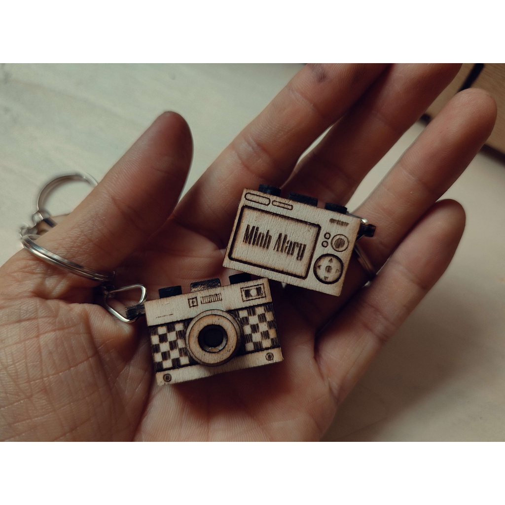 Móc khóa máy ảnh bằng gỗ Vintage