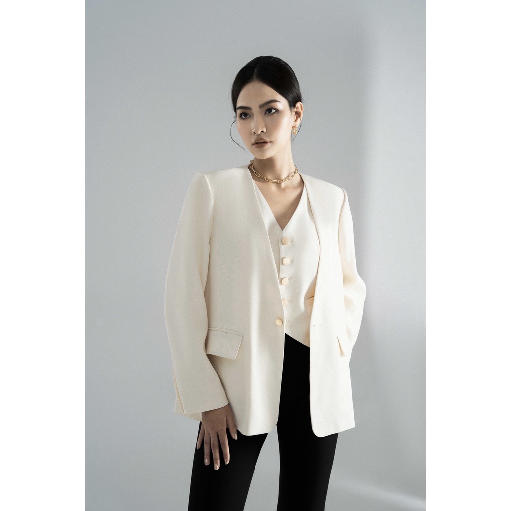 Set áo gile và blazer thiết kế không cổ, cúc vàng cá tính