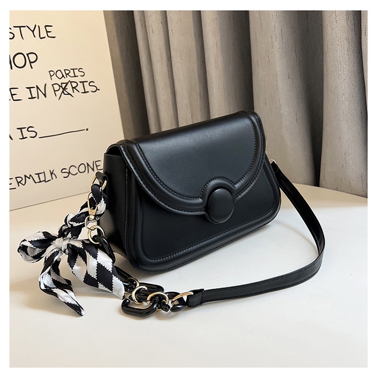 Túi xách nữ đeo vai có 2 sợi dây dùng cho đeo chéo hoặc kẹp nách kèm khăn lụa thời trang, có hai màu đen và vàng