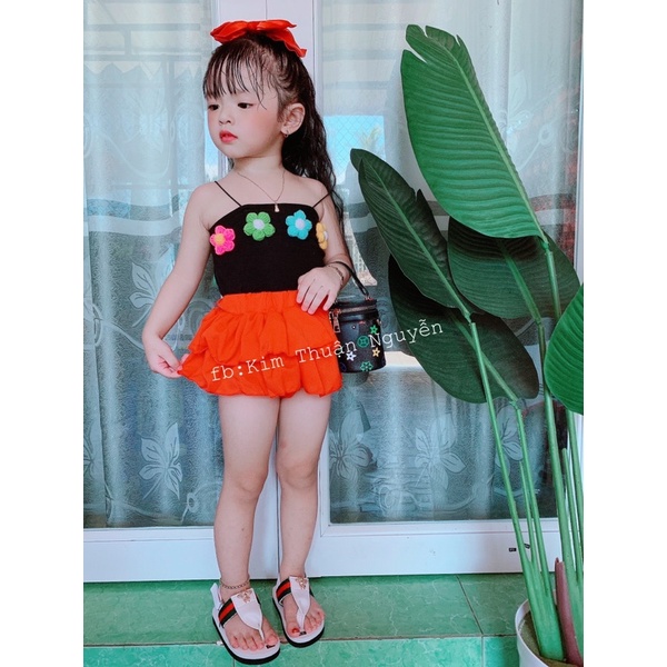 Sét áo hoa và váy kèm chíp cho bé gái