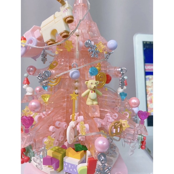 Đồ chơi lắp ráp Hộp Nhạc Cây Thông Noel Màu Hồng Crystal Christmas mảnh ghép trong suốt kèm đèn led Sembo blocks