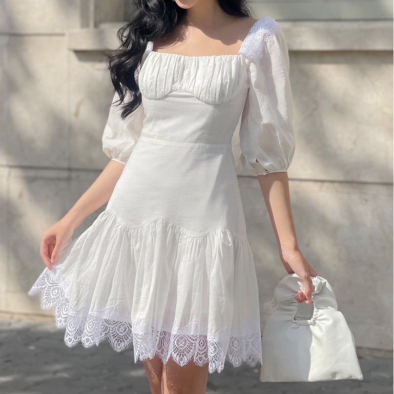RECHIC Đầm ngắn Kenzy cổ vuông dáng xoè xếp ly ở eo phối với viền ren dịu dàng nữ tính