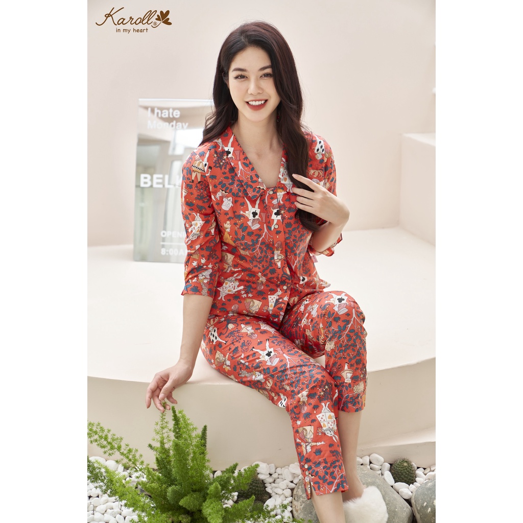Bộ đồ mặc nhà nữ Karoll chất thô quần dài tay dài cổ pijama hoạ tiết NH22.063