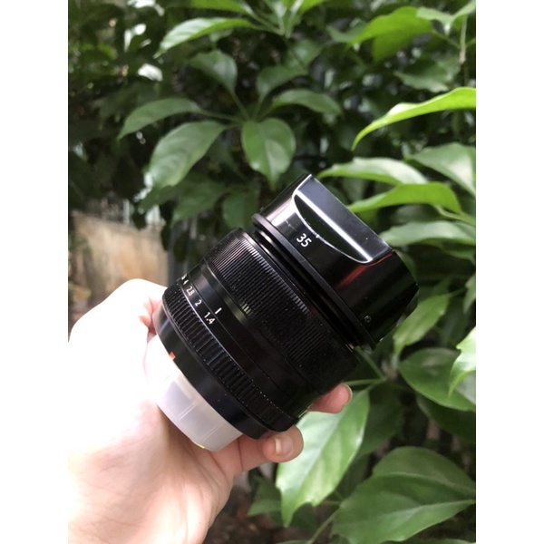 Ống kính Fujifilm XF 35mm f/1.4 R kèm hood
