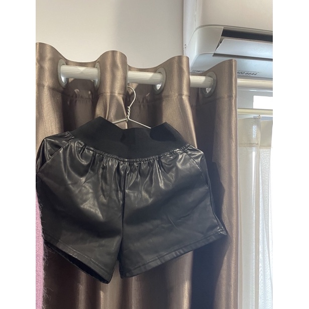 Quần short da size s thanh lý