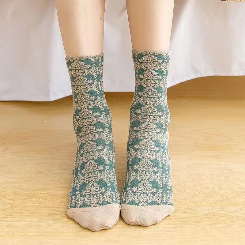 Đôi Vớ Cổ Cao Họa Tiết Hoa Thời Trang Thu Đông Dễ Thương Bắt Mắt Cho Nữ