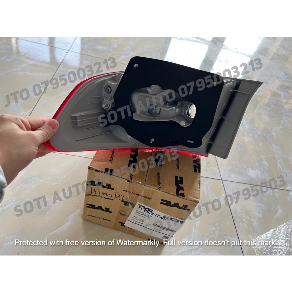 Đèn hậu miếng ngoài Toyota Altis