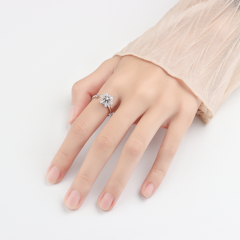 Vòng Đeo Tay Dạng Hở Hình Bông Tuyết Đính Đá Zircon Có Thể Xoay Được Cá Tính Cho Bạn Gái