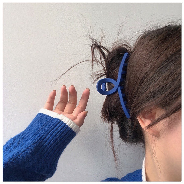 Kẹp tóc càng cua màu xanh dương hot trend Hàn Quốc