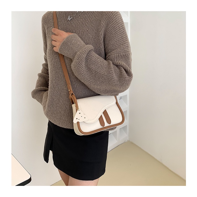 Túi xách nữ đeo chéo phong cách thời trang kèm móc khóa phô mai dễ thương, có 2 màu trắng nâu và đen