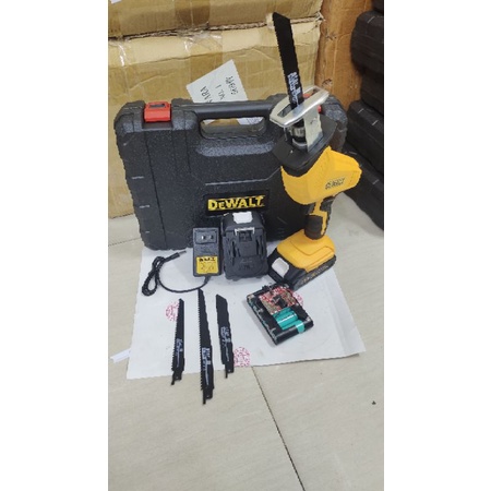 Máy cưa kiếm, máy cưa kiếm dùng pin chân phổ thông pin 5cell, kèm 3 lưỡi cưa gỗ, 1 lưỡi cưa kim loại
