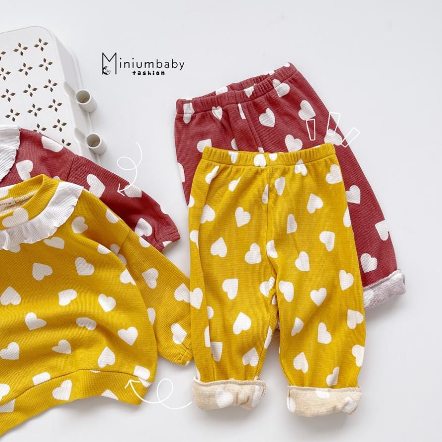 Bộ đồ dài tay quần dài cổ bèo trái tim thu đông cho bé gái chất liệu cotton tổ ong, set quần áo trẻ em MiniumBaby-SB1291