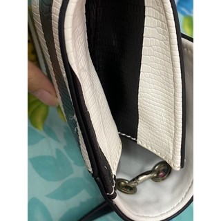 Túi đeo chéo Guess