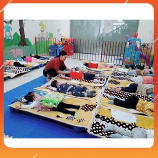 Thảm nỉ trải giường cho bé đi học, giường lưới