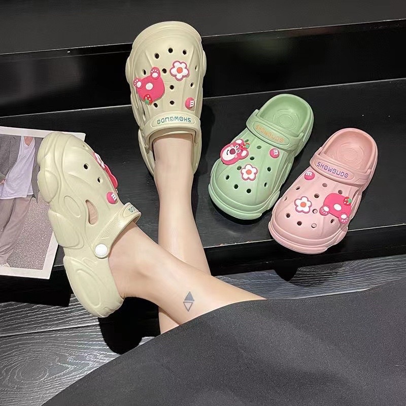 Dép độn đế Cross nữ siêu nhẹ kèm Sticker gấu dâu losto dễ thương - dép bánh mì nữ hot trend 2022