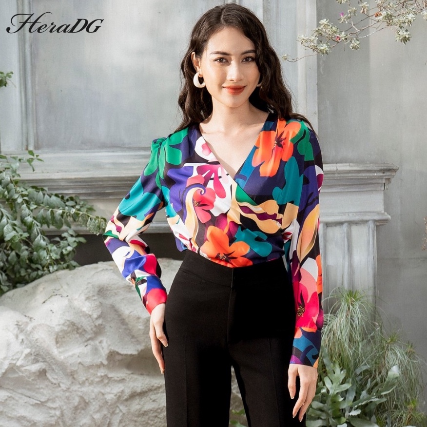 Áo dài tay họa tiết HeraDG thiết kế cổ vạt chồng tạo nên sự bay bổng, chất liệu vải lụa cao cấp mềm nhẹ SAKBB3021