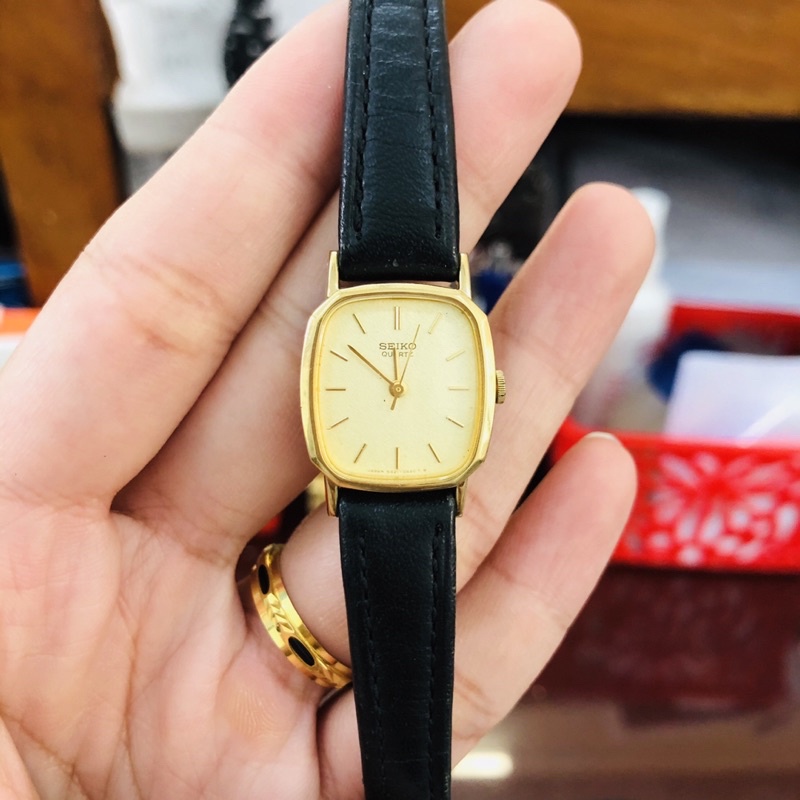 Đồng hồ nữ si dáng tank hiệu Seiko