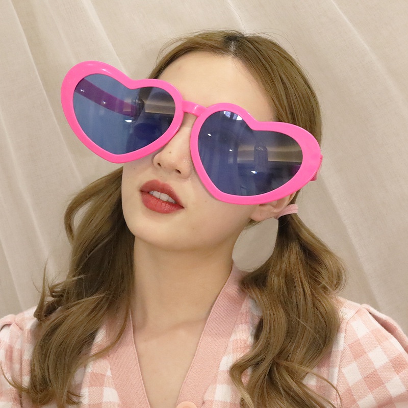 Kính Mát Hình Trái Tim Oversized Vui Nhộn