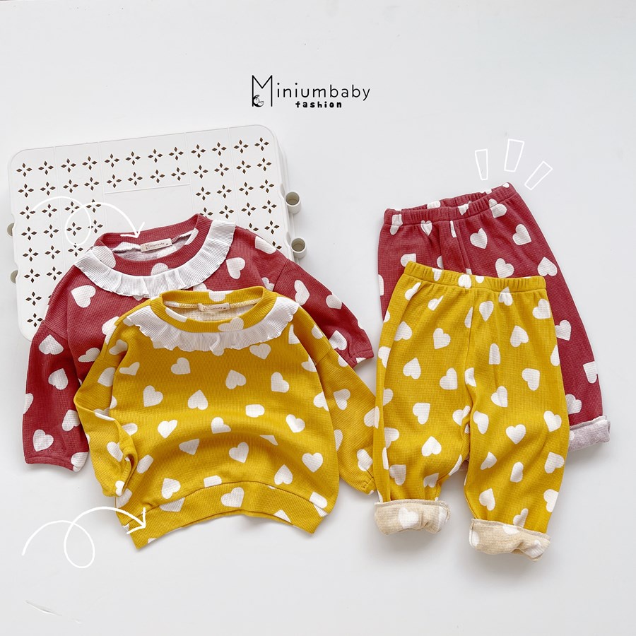 Bộ đồ dài tay quần dài cổ bèo trái tim thu đông cho bé gái chất liệu cotton tổ ong, set quần áo trẻ em miniumbabyfashion