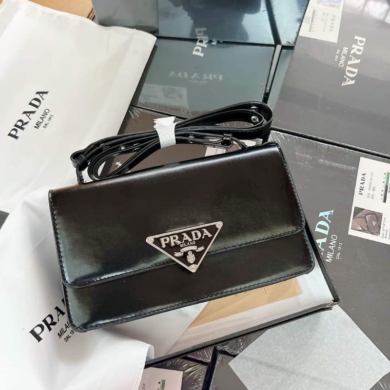 TÚI PRADA KẸP NÁCH KHÓA TAM GIÁC THỜI TRANG FULL BOX SEAL