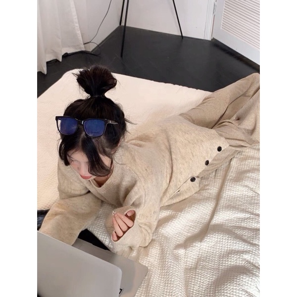 Áo len dệt kim cổ tròn dài tay xẻ tà đính cúc