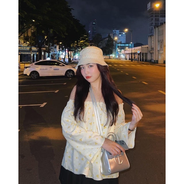 ÁO TRỄ VAI HOA NHÍ TAY DÀI