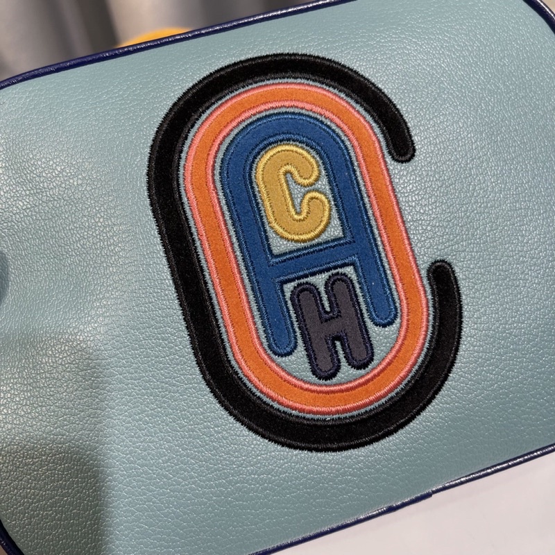 Camera Bag with COA*CH Patch 79278   Chất liệu da thật mềm mại và bền bỉ. Ngăn rộng thoải mái, miệng túi có dây kéo