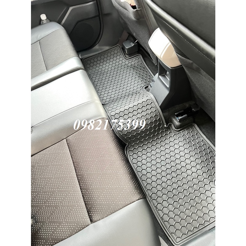 Thảm lót sàn cao su xe Toyota Veloz 2022 2023 2024  Màu Đen đủ 3 hàng ghế chất liệu cao su chữ trắng | BigBuy360 - bigbuy360.vn