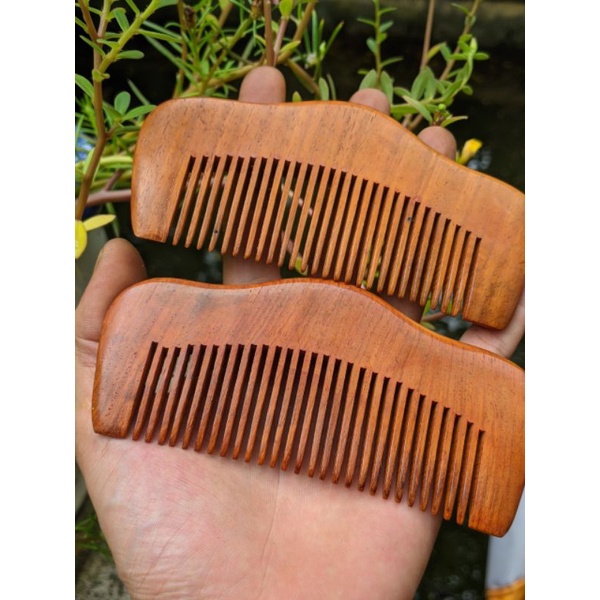 Lược chải tóc bằng gỗ nhỏ gọn cầm theo người