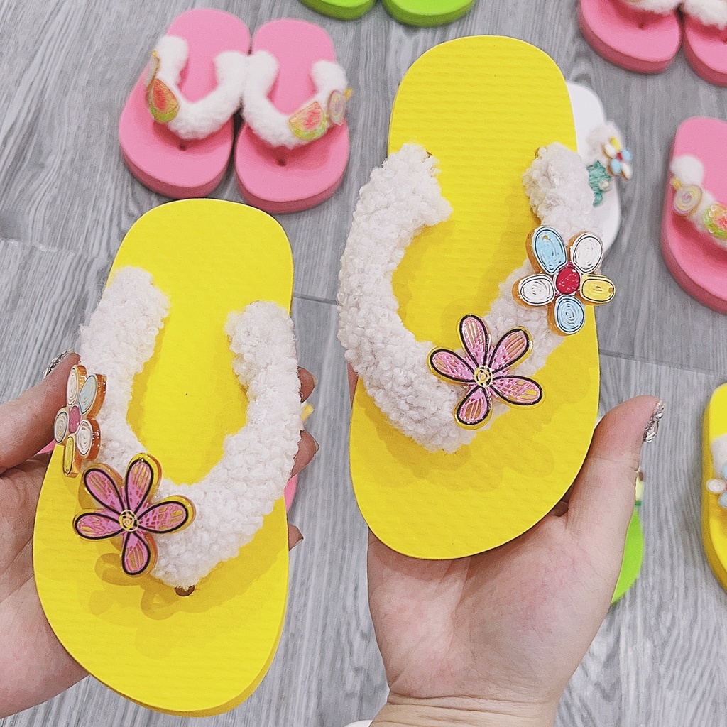 Dép Xỏ Ngón Gắn 4 Sticker Ngẫu Nhiên Dễ Thương Cho Bé Gái Chất Liệu Cao Su Mềm Nhẹ TRINH LÊ SHOP GIÀY DÉP TLB1