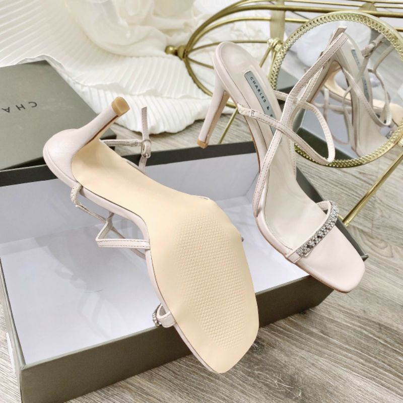 Sandal Cnk quai đá mảnh gót nhọn đen kem