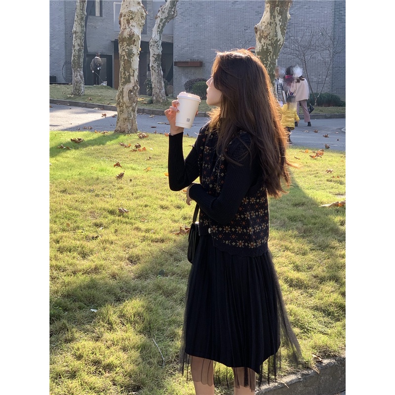 Set váy len dày tay phối voan xòe dài điệu đà+ Áo len gile họa tiết nhẹ nhàng vintage