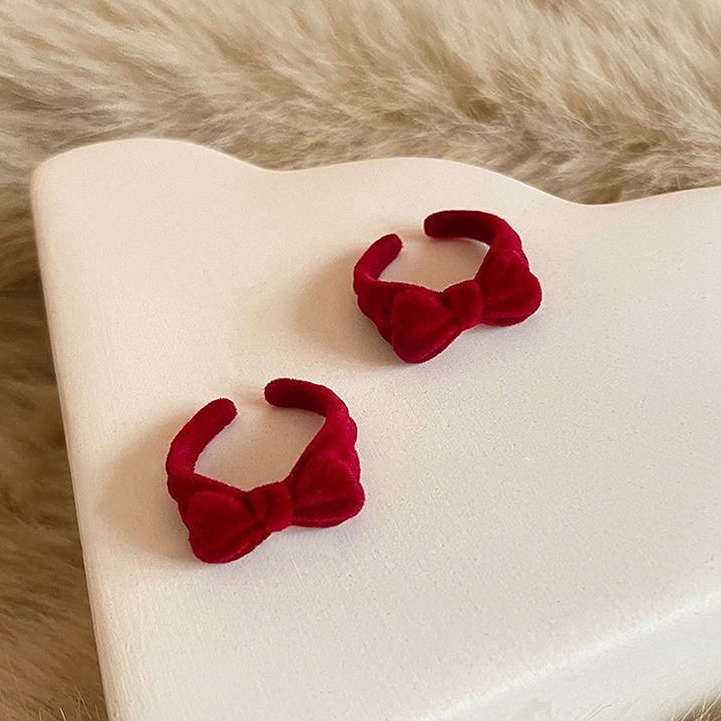 Hàng có sẳn hộp nhung quả dâu kèm nhẫn nơ xinh xắn