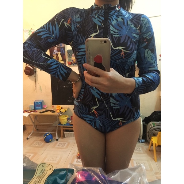 Hình thật- Bikini một mảnh tay dài hoạ tiết lá xanh đậm