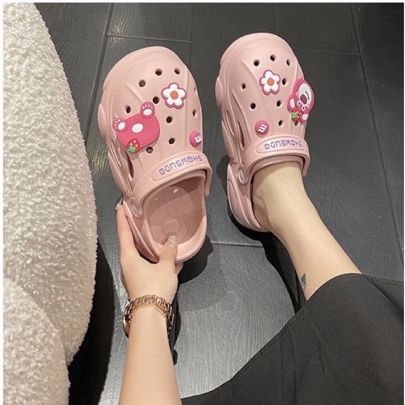 Dép độn đế Cross nữ siêu nhẹ kèm Sticker gấu dâu losto dễ thương - dép bánh mì nữ hot trend 2022