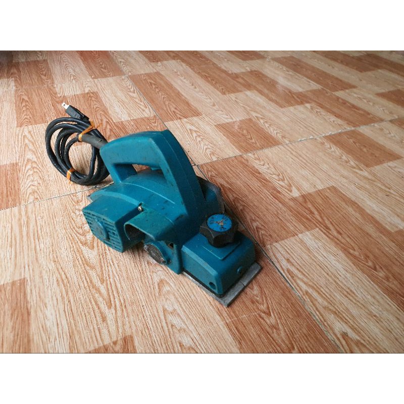 Bào gỗ Makita 1900B xài điện 100 volt , lưỡi 82mm